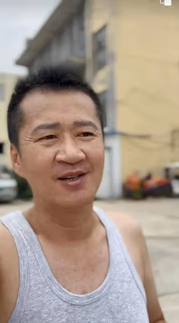 演員李嘉明街頭騎電車，被質疑違反交通規則，自曝生活潦倒沒錢賺