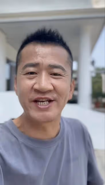演員李嘉明街頭騎電車，被質疑違反交通規則，自曝生活潦倒沒錢賺