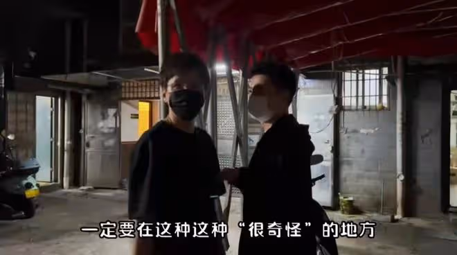 保劍鋒街頭偶遇李智楠，聚餐低頭大口嗦小龍蝦，和粉絲拼桌沒架子