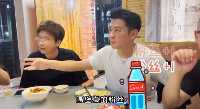 保劍鋒街頭偶遇李智楠，聚餐低頭大口嗦小龍蝦，和粉絲拼桌沒架子