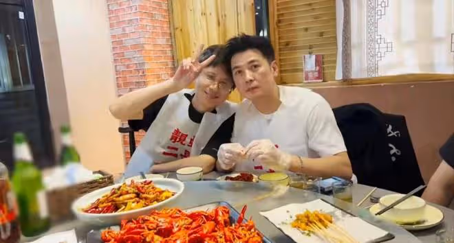 保劍鋒街頭偶遇李智楠，聚餐低頭大口嗦小龍蝦，和粉絲拼桌沒架子