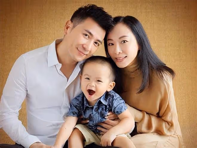 保劍鋒街頭偶遇李智楠，聚餐低頭大口嗦小龍蝦，和粉絲拼桌沒架子