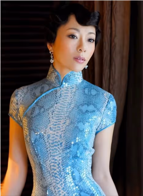 保劍鋒街頭偶遇李智楠，聚餐低頭大口嗦小龍蝦，和粉絲拼桌沒架子