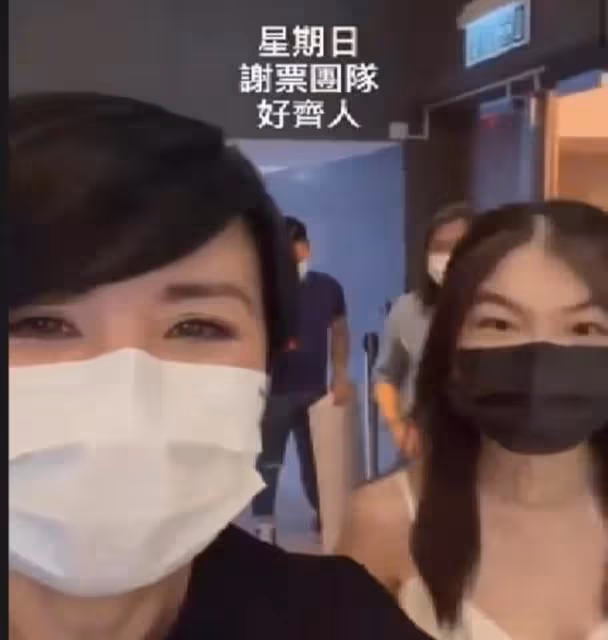 亭亭玉立!吳君如16歲女兒罕見公開露面,穿弔帶背心女人味十足