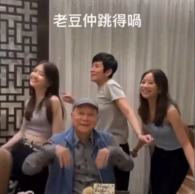 亭亭玉立!吳君如16歲女兒罕見公開露面,穿弔帶背心女人味十足