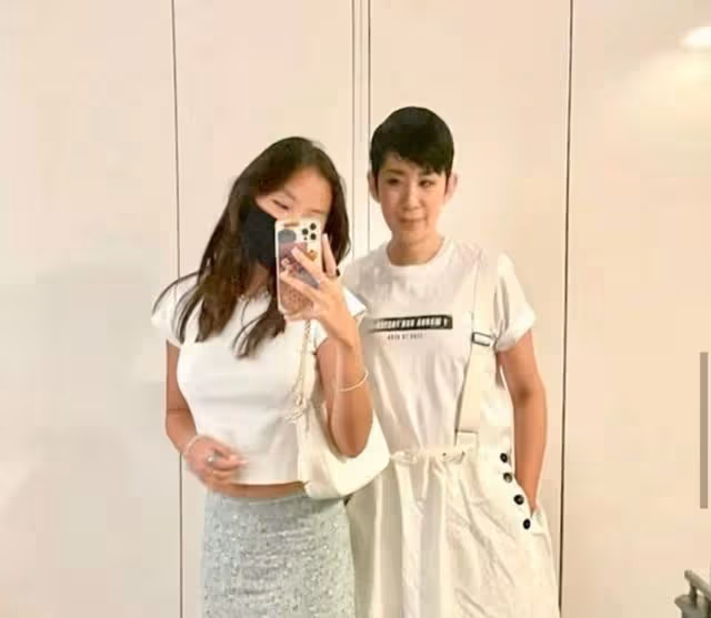 亭亭玉立!吳君如16歲女兒罕見公開露面,穿弔帶背心女人味十足