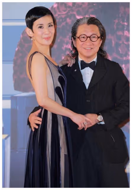亭亭玉立!吳君如16歲女兒罕見公開露面,穿弔帶背心女人味十足