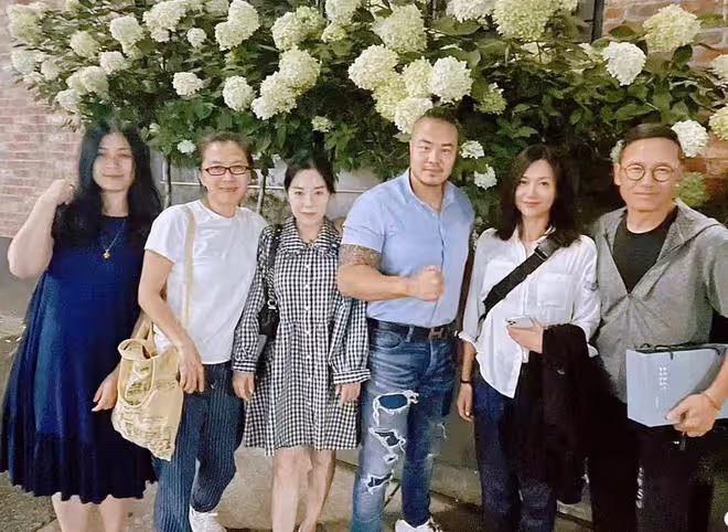 徐靜蕾與苗僑偉夫婦加拿大聚會!64歲「楊康」戴耳釘打扮似小伙