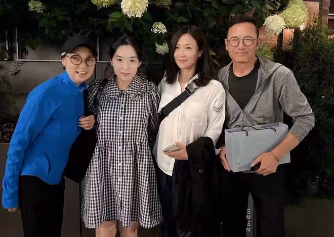 徐靜蕾與苗僑偉夫婦加拿大聚會!64歲「楊康」戴耳釘打扮似小伙