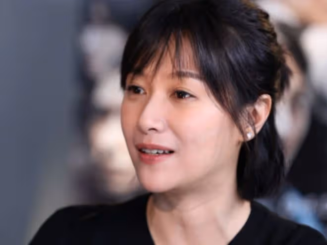 徐靜蕾與苗僑偉夫婦加拿大聚會!64歲「楊康」戴耳釘打扮似小伙