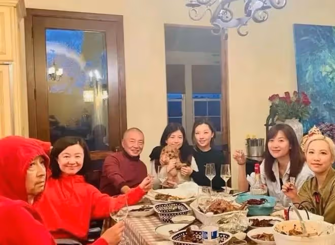 徐靜蕾與苗僑偉夫婦加拿大聚會!64歲「楊康」戴耳釘打扮似小伙