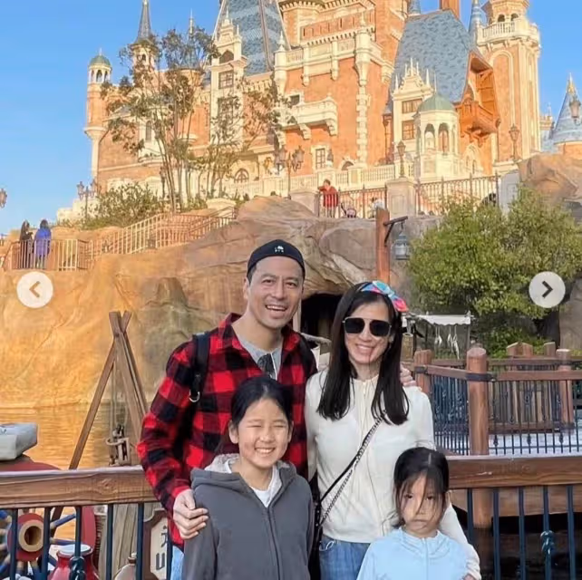 46歲林熙蕾息影10年復出狀態驚人!穿深V素顏露面,嫁富豪嬌嫩似少女,驚喜透露與劉德華合作電影