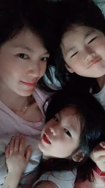 46歲林熙蕾息影10年復出狀態驚人!穿深V素顏露面,嫁富豪嬌嫩似少女,驚喜透露與劉德華合作電影