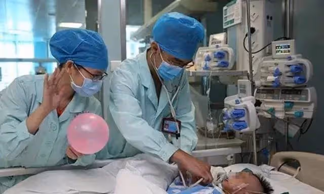 外婆每天給孩子喝「綠豆湯」！1個月後「外孫女不斷嘔吐」被送進醫院　醫生歎氣：來太遲了