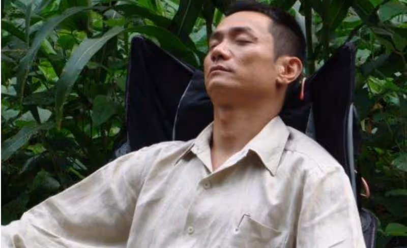 賣血為母親送葬，最窮時他撿剩菜吃，女友患癌沒錢醫治懷中逝世，40歲苦盡甘來逆襲成影帝