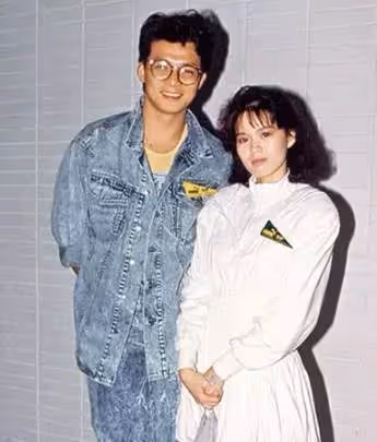 愛妻去世2年，62歲資深男星葬禮上哭到昏厥，發誓永不再娶，如今被問是否會一直單身，回答令人意外