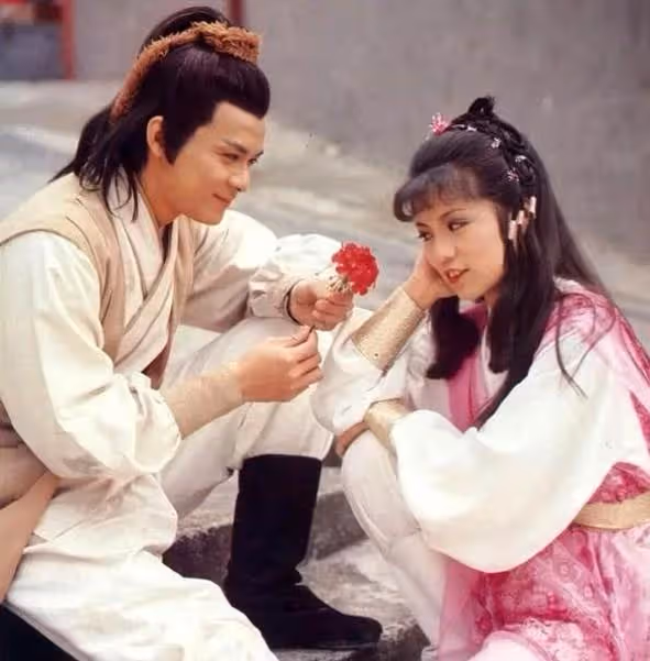 愛妻去世2年，62歲資深男星葬禮上哭到昏厥，發誓永不再娶，如今被問是否會一直單身，回答令人意外