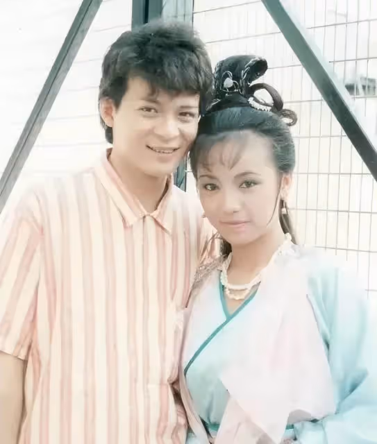 愛妻去世2年，62歲資深男星葬禮上哭到昏厥，發誓永不再娶，如今被問是否會一直單身，回答令人意外