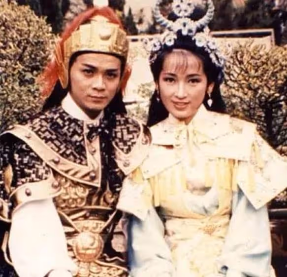 愛妻去世2年，62歲資深男星葬禮上哭到昏厥，發誓永不再娶，如今被問是否會一直單身，回答令人意外