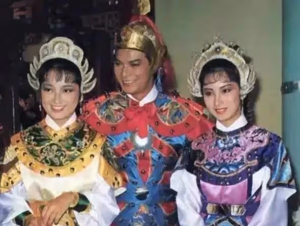 愛妻去世2年，62歲資深男星葬禮上哭到昏厥，發誓永不再娶，如今被問是否會一直單身，回答令人意外