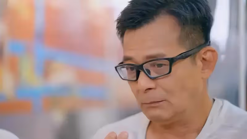 愛妻去世2年,62歲資深男星葬禮上哭到昏厥,發誓永不再娶,如今被問是否會一直單身,回答令人意外
