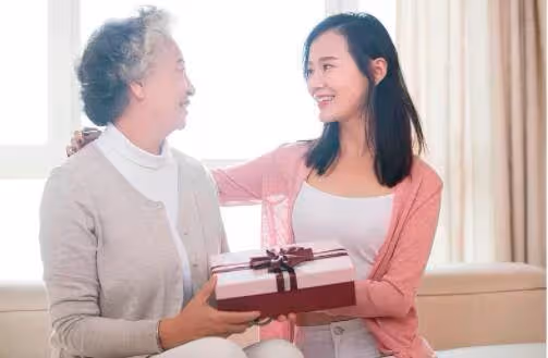 兒子贍養母親12年，母親卻把1000多萬拆遷款全部給了女兒，兒子得知後暴怒：讓她給你養老吧