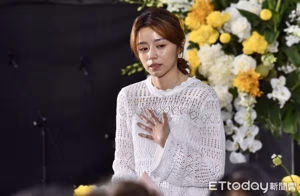 說好不哭的！王瞳身穿蜜月洋裝「輕撫婚紗照痛哭」悲喊「當作今天跟你辦婚禮」：嫁給你是最正確的決定