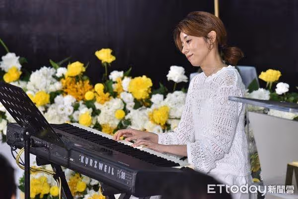 說好不哭的！王瞳身穿蜜月洋裝「輕撫婚紗照痛哭」悲喊「當作今天跟你辦婚禮」：嫁給你是最正確的決定