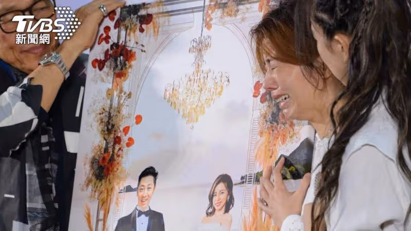 說好不哭的！王瞳身穿蜜月洋裝「輕撫婚紗照痛哭」悲喊「當作今天跟你辦婚禮」：嫁給你是最正確的決定
