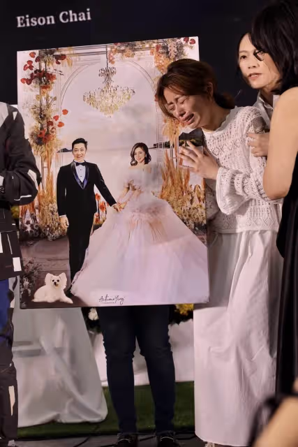說好不哭的！王瞳身穿蜜月洋裝「輕撫婚紗照痛哭」悲喊「當作今天跟你辦婚禮」：嫁給你是最正確的決定