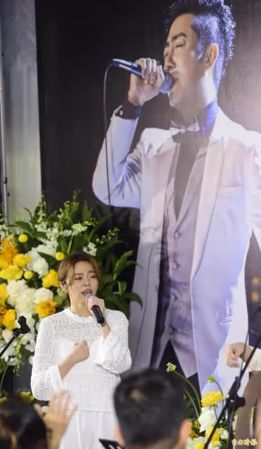說好不哭的！王瞳身穿蜜月洋裝「輕撫婚紗照痛哭」悲喊「當作今天跟你辦婚禮」：嫁給你是最正確的決定