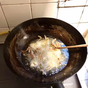 六月黃：螃蟹炒年糕
