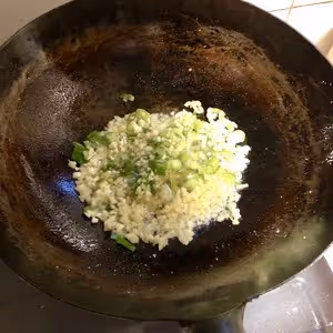 六月黃：螃蟹炒年糕