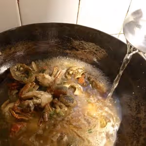 六月黃：螃蟹炒年糕