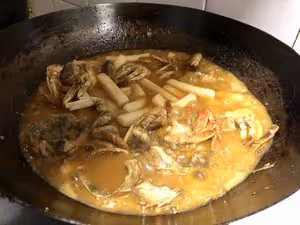 六月黃：螃蟹炒年糕