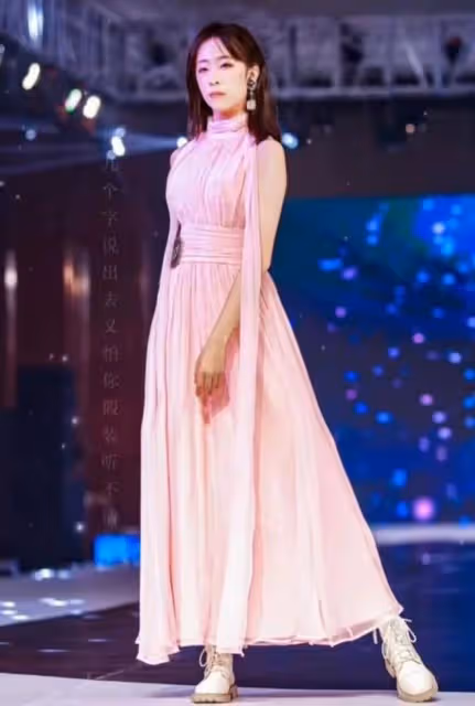 湯鎮業雙胞胎女兒T台首秀！14歲妝容成熟表情高冷，大長腿太搶鏡