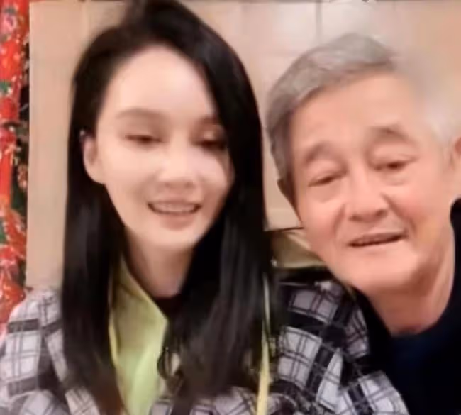 趙本山身體引擔憂！面色難看陪女兒直播