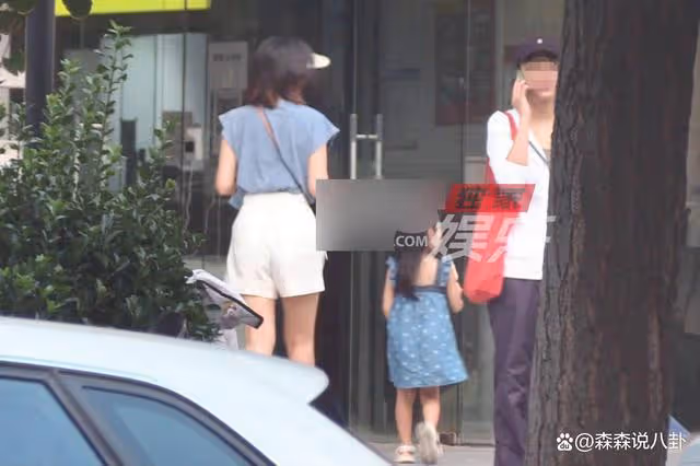 高圓圓母女逛公園 3歲Rhea抱媽媽大腿喜感足
