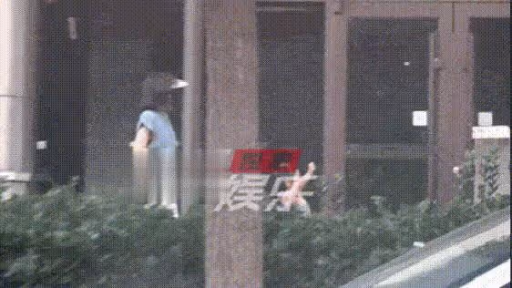 高圓圓母女逛公園 3歲Rhea抱媽媽大腿喜感足