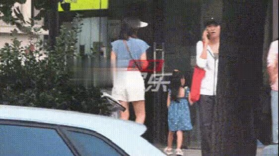 高圓圓母女逛公園 3歲Rhea抱媽媽大腿喜感足