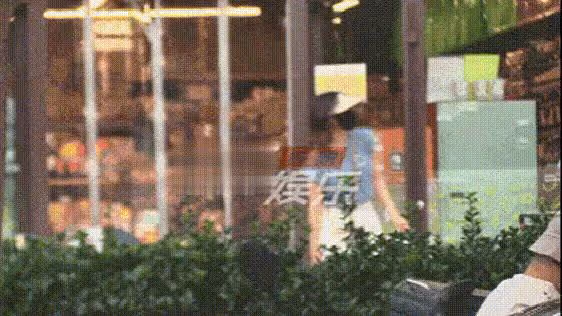 高圓圓母女逛公園 3歲Rhea抱媽媽大腿喜感足
