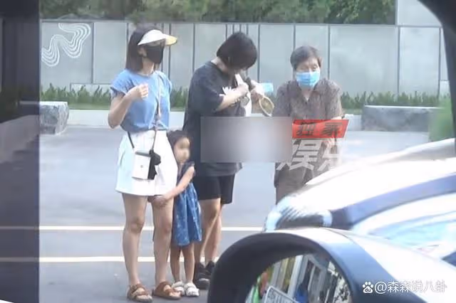 高圓圓母女逛公園 3歲Rhea抱媽媽大腿喜感足