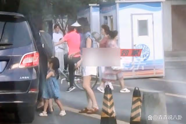 高圓圓母女逛公園 3歲Rhea抱媽媽大腿喜感足