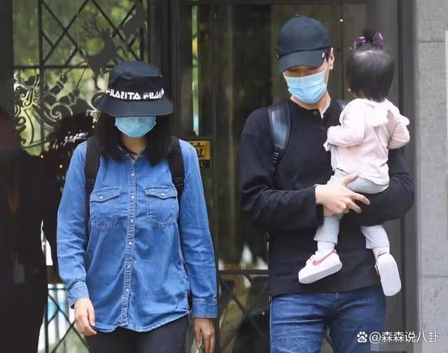 高圓圓母女逛公園 3歲Rhea抱媽媽大腿喜感足