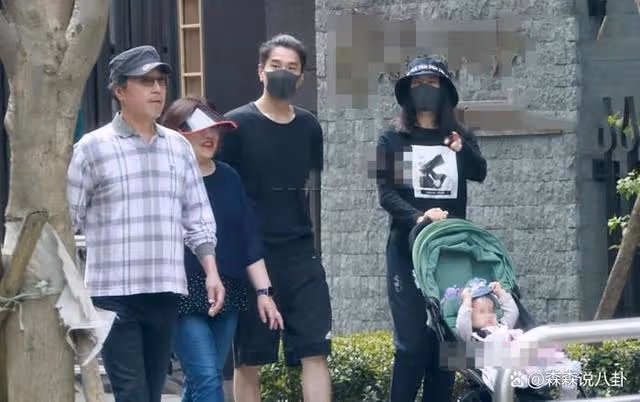 高圓圓母女逛公園 3歲Rhea抱媽媽大腿喜感足
