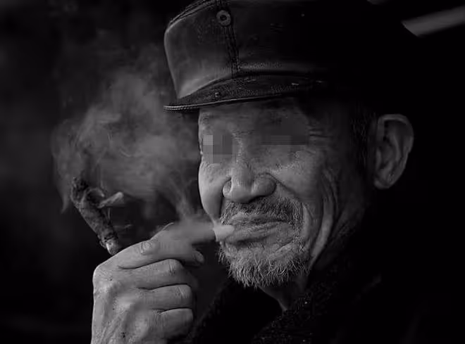 父親扮乞丐回家，兒子趕他出門，女兒給爛口袋，打開父親哭了