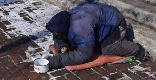 父親扮乞丐回家，兒子趕他出門，女兒給爛口袋，打開父親哭了