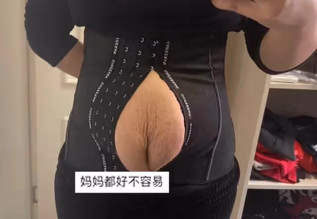 2胎都是雙胞胎,寶媽束腰扣不上看著妊娠紋無奈,網友心疼:做媽媽太不容易了