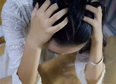 2胎都是雙胞胎,寶媽束腰扣不上看著妊娠紋無奈,網友心疼:做媽媽太不容易了