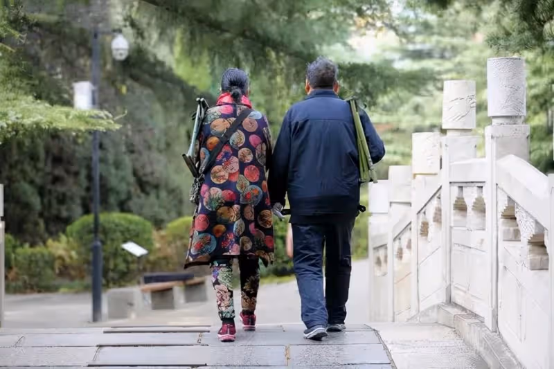 女兒為患病父親補拍婚紗照,媽媽強裝笑臉神情令網友破防:眼裡都是悲傷